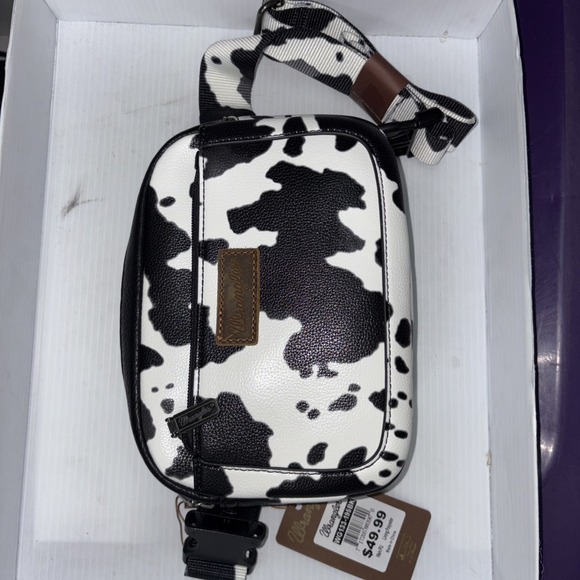 WRANGLER COW PRINT FANNY PACK - BRAND NEW W/ DUST COVER - Picture 3 of 8